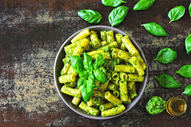 Wegańska miska z makaronem pesto.