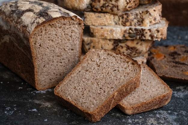 Wegański chleb krojony, bezglutenowy i bez produktów pochodzenia zwierzęcego. chleb bezglutenowy i bez produktów pochodzenia zwierzęcego.