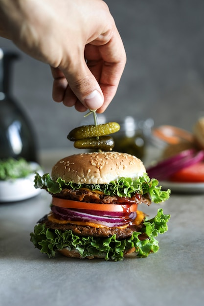 Wegańskie cheeseburger jedzenie fotografia przepis na receptę