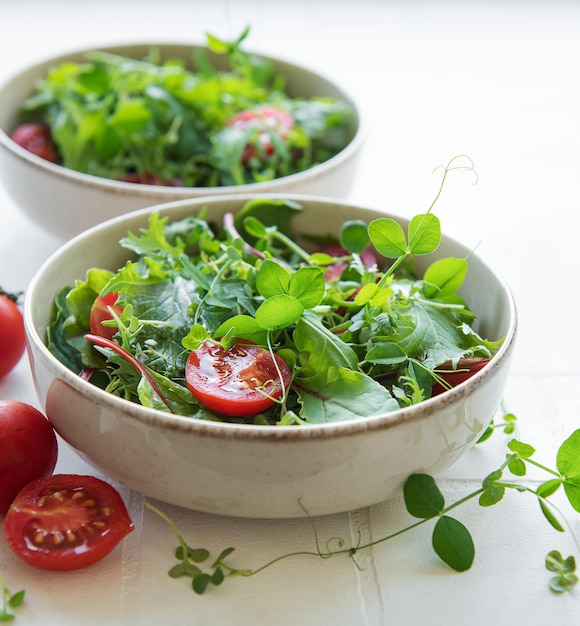 Wegańskie jedzenie zdrowe świeże warzywa sałatka