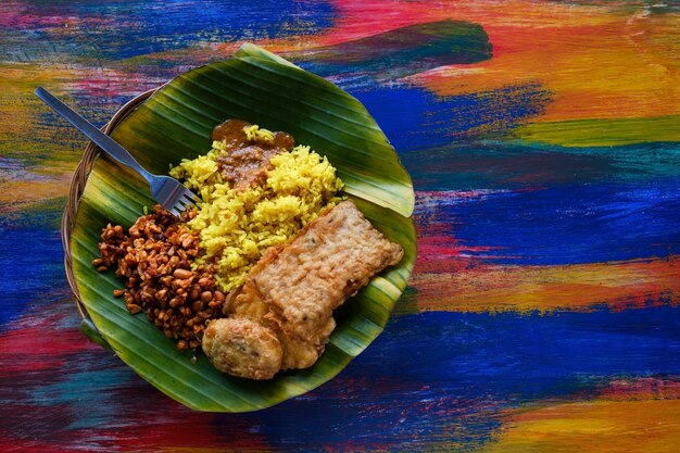Wegańskie Lub Wegetariańskie Dania Restauracyjne Widok Z Góry Gorący Pikantny Ryż Indyjski W Misce Zdrowe Tradycyjne Wschodnie Lokalne Jedzenie