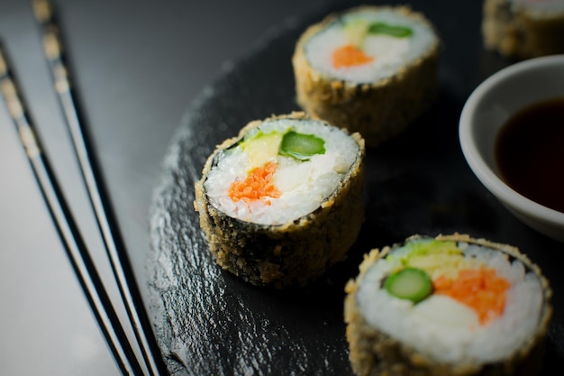 Wegańskie sushi na gorąco. Rolada sushi smażona w głębokim tłuszczu.