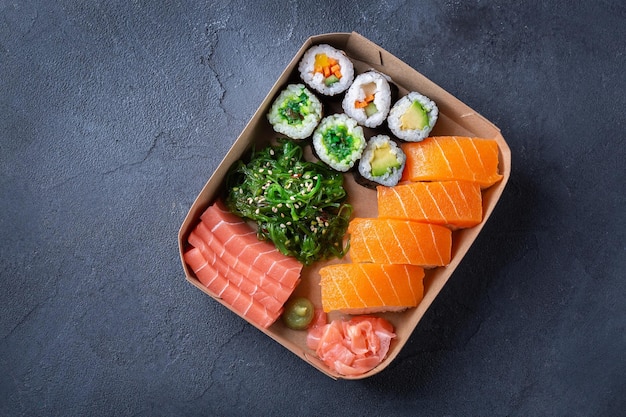 Wegańskie sushi sashimi i bułki maki z owocami morza na bazie roślin