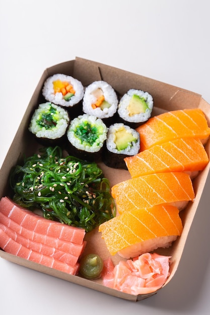 Wegańskie sushi sashimi i bułki maki z owocami morza na bazie roślin