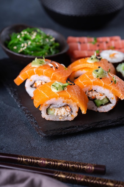 Wegańskie sushi sashimi i bułki maki z owocami morza na bazie roślin