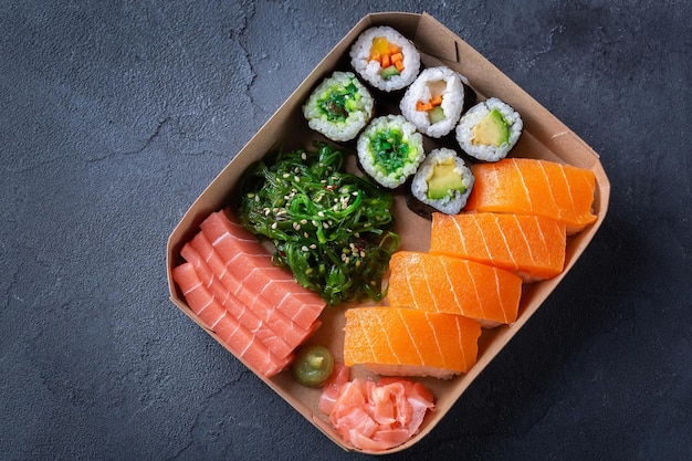 Wegańskie sushi sashimi i bułki maki z owocami morza na bazie roślin