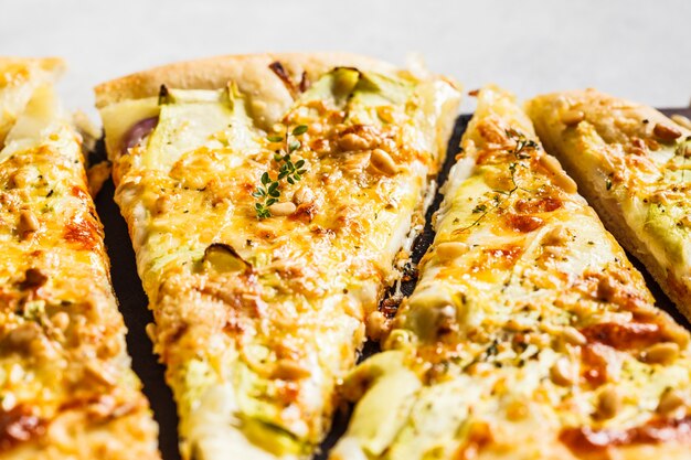 Wegetariańska pizza z cukinią, serem i orzechami