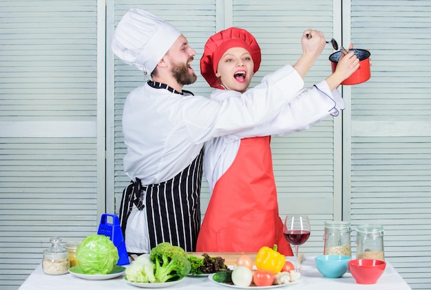 Wegetariański kucharz mundur mężczyzna i kobieta szef kuchni w restauracji Rodzinne gotowanie w kuchni Dieta witaminowa kuchnia kulinarna szczęśliwa para zakochana w zdrowym jedzeniu jestem wegetarianką wegetariańską parą