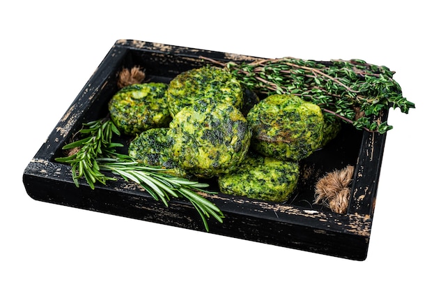 Wegetariański warzywny falafel z ziołami w drewnianej tacce izolowany na białym tle