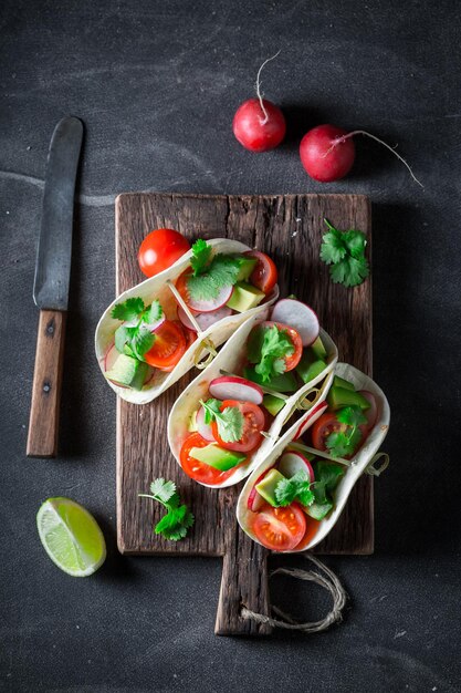 Wegetariańskie i zdrowe tacos z kolendrą z awokado i limonką