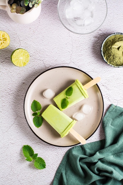 Wegetariańskie Popsicle Z Herbaty Matcha Z Mlekiem Kokosowym I Miętą Na Talerzu Widok Z Góry I Z Pionu