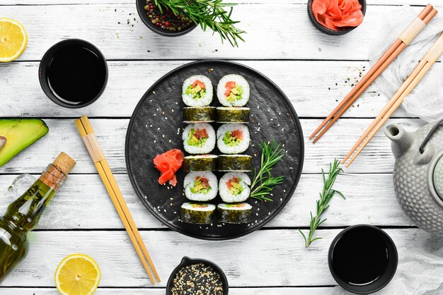 Wegetariańskie sushi z awokado i pomidorami Zestaw do sushi Widok z góry Wolne miejsce na tekst