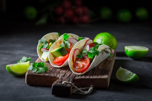 Wegetariańskie tacos z limonką z awokado i kolendrą