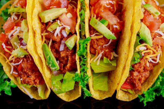Zdjęcie wegetariańskie tacos z tortilla z grillowanymi warzywami