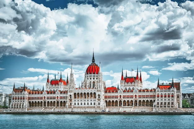 Węgierski parlament w ciągu dnia. Budapeszt. Jeden z najpiękniejszych budynków w stolicy Węgier.