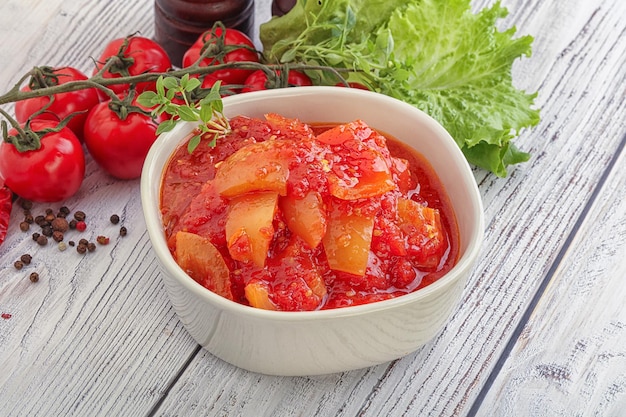 Węgierskie lecho z pomidorem i papryką w sosie