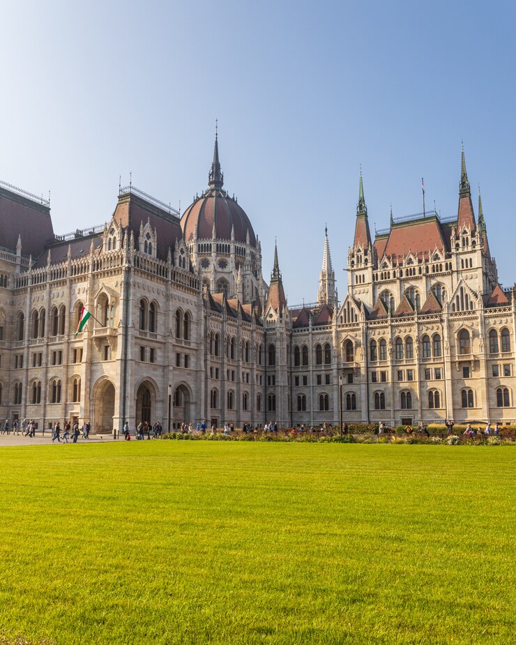 Węgierskiego parlamentu sławny budynek i zieleń gazon na słonecznym dniu, Budapest miasto