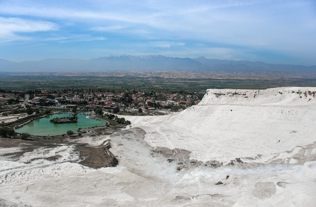 Węglanowy klif mineralny z wodami obciążonymi kalcytem w Hierapolis Pamukkale w Turcji. Pamukkale to po turecku bawełniany zamek, to naturalne miejsce w prowincji Denizli.