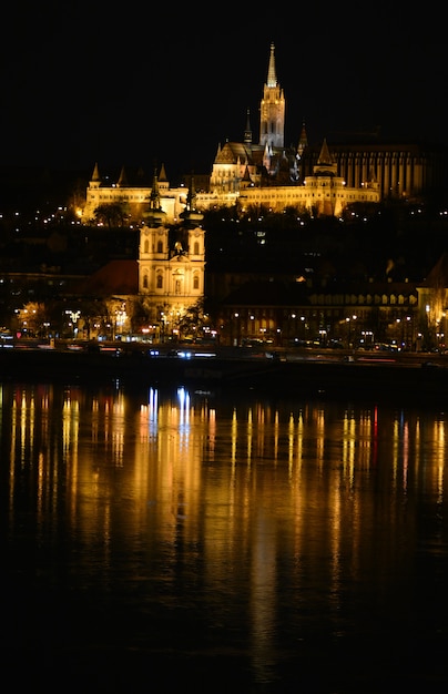 Węgry, Budapeszt, nocne miasto z widokiem na Basztę Rybacką