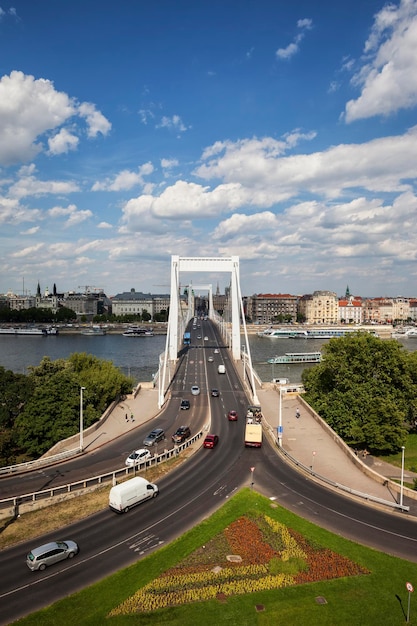 Węgry, Budapeszt, pejzaż miejski z mostem Elżbiety nad Dunajem