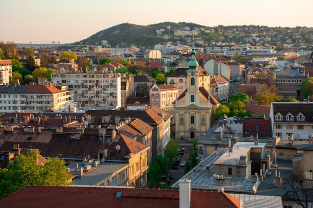 Węgry, Budapeszt wiosna pejzaż, kościół na tle nowoczesnej architektury