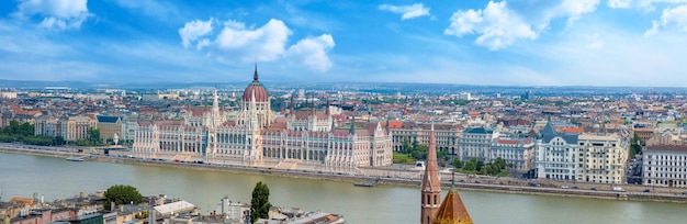 Węgry panoramiczny widok na Parlament i panoramę Budapesztu w zabytkowym centrum