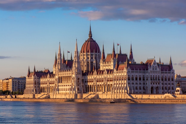 Węgry, Wieczorny Zmierzch W Budapeszcie, Parlament Na Tle Nocnych świateł Miasta, Pejzaż