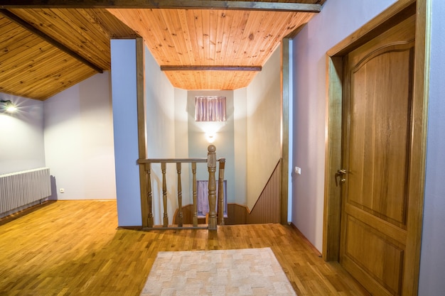 Wejście do domu z drewnianą podłogą