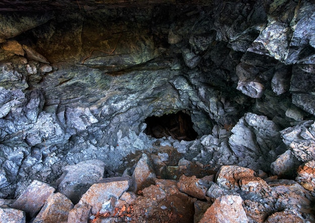 Wejście do opuszczonej kopalni chromitu w górach Troodos Cypr