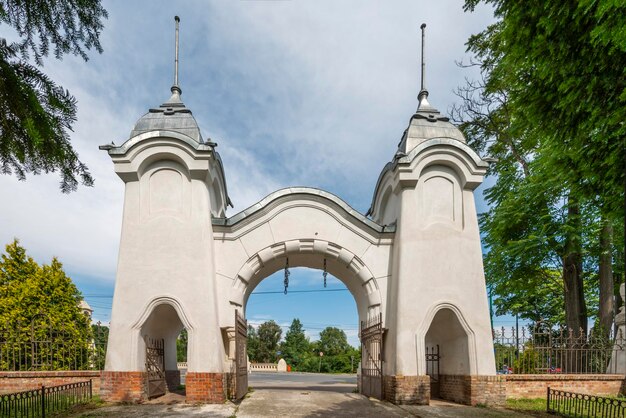 Zdjęcie wejście do parku miejskiego w mieście timisoara w zachodniej rumunii