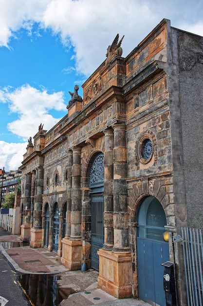 Wejście do starego magazynu w Glasgow. Glasgow to miasto na nizinach w Szkocji w Wielkiej Brytanii.