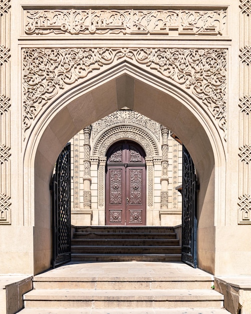 Wejście do starożytnego meczetu ozdobionego pięknym rzeźbionym kamieniem na starym mieście Baku Azerbejdżan