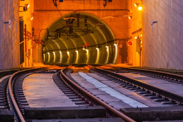 Wejście do tunelu pociągu metra na moście Dom Luiz w Porto. Strzał poziomy