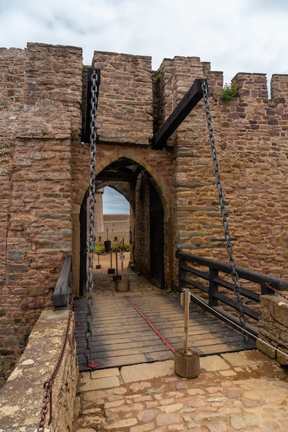 Wejście do zamku Fort-la-Latte nad morzem na przylądku FrÃƒÃ‚Â©hel iw pobliżu Saint-Malo, półwysep Plevenon, francuska Bretania. Francja