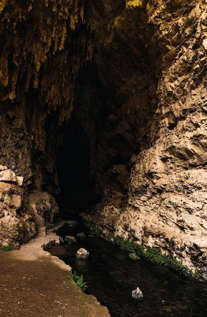 Wejście Gruta De Huagapo, Znajdujące Się W Palcamayo, Tarma, Junin, Peru. Jest Uważane Za Najgłębsze W Ameryce Południowej.