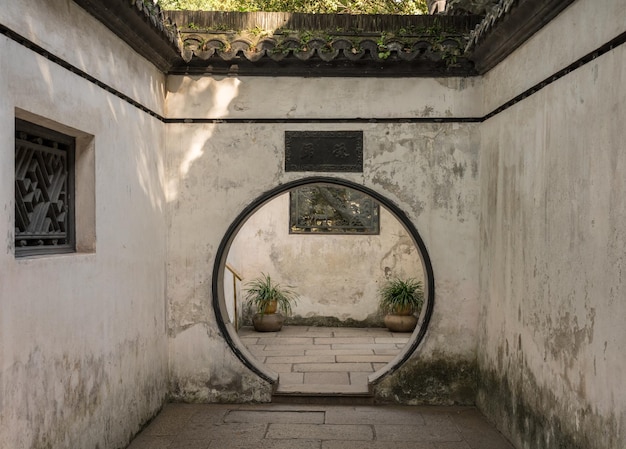 Wejście na mały dziedziniec w Yuyuan lub Yu Garden w Szanghaju