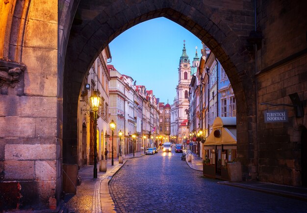 Wejście na stare miasto Hradczany nocą, Praga, Czechy, stonowanych