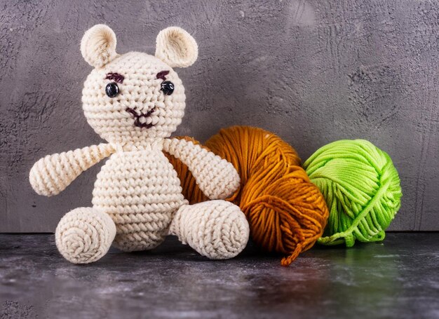 Wełniane amigurumi w czerwonym sercu królika w ogrodzie