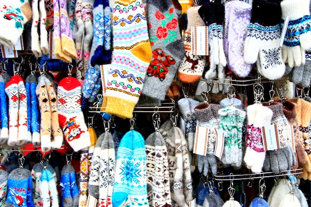 Wełniane rękawiczki i skarpetki Bogaty wybór artykułów zimowych na rynku Asortyment ciepłych ubrań Artykuły wełniane