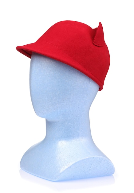 Zdjęcie wełniany kapelusz czerwony z uszami na białym tle