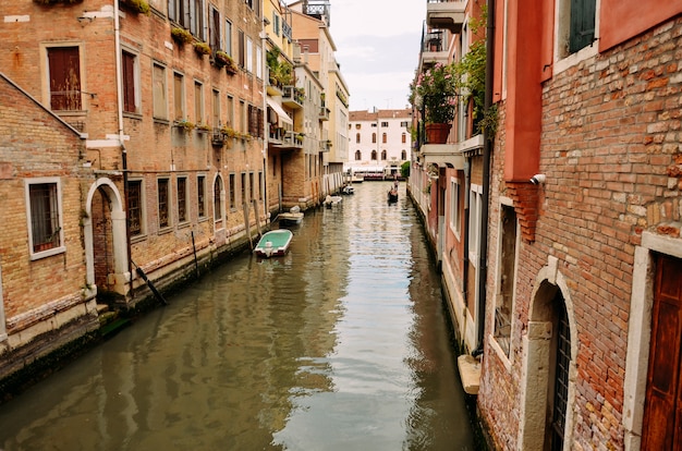 Wenecja, piękne romantyczne włoskie miasto na morzu z wielkim kanałem i gondolami, Włochy.