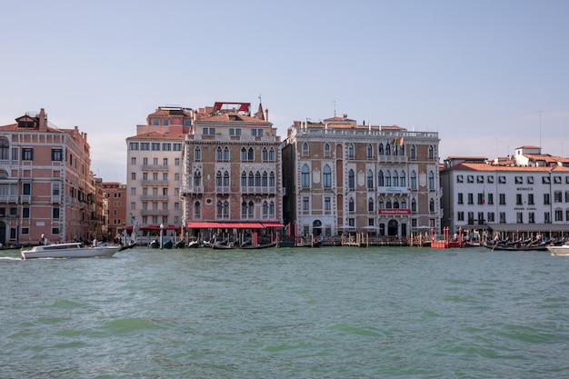 Wenecja, Włochy - 1 lipca 2018: Panoramiczny widok na Canal Grande (Canal Grande) z łodziami aktywnego ruchu. Jest to główne korytarze ruchu wodnego w Wenecji. Krajobraz letniego słonecznego dnia i błękitnego nieba