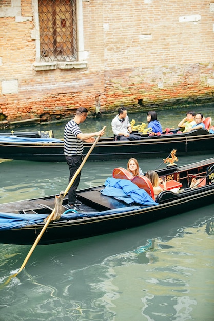 Wenecja, Włochy - 25 maja 2019: gandole w weneckich kanałach koncepcja wakacji w czasie letnim