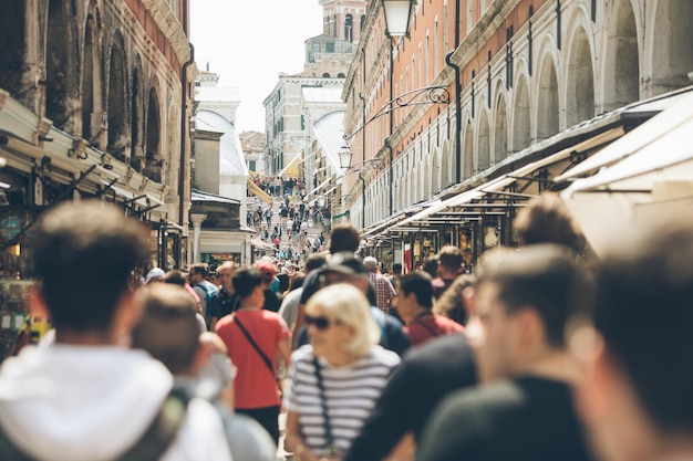 WENECJA WŁOCHY 25 maja 2019 r. Ludzie przechodzący przez zatłoczone ulice Wenecji most Rialto na tle