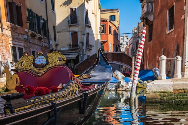WENECJA WŁOCHY 27 sierpnia 2021 Widok pustej gondoli na wąskich kanałach Wenecji we Włoszech