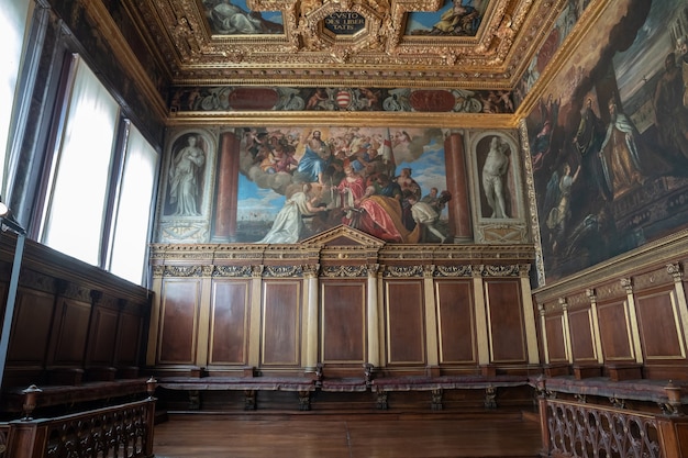 Wenecja, Włochy - 30 czerwca 2018 r.: Panoramiczny widok wnętrza sali i sztuki w Pałacu Dożów (Palazzo Ducale) to pałac zbudowany w stylu weneckiego gotyku na Piazza San Marco