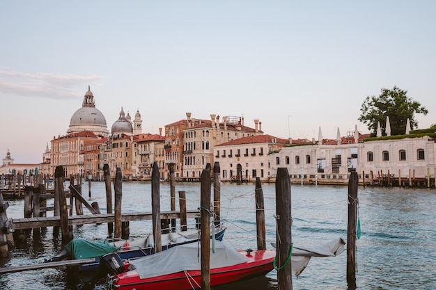 Wenecja, Włochy - 30 czerwca 2018 r.: Panoramiczny widok z Wenecji Grand Canal z zabytkowymi budynkami i łodziami, z dala od Bazyliki Salute. Krajobraz letniego wieczoru i kolorowe niebo
