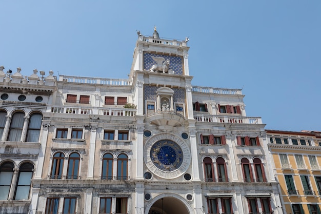 Wenecja, Włochy - 30 czerwca 2018 r.: Zbliżenie fasada wieży zegarowej w Wenecji jest wczesnorenesansowy budynek po północnej stronie Piazza San Marco