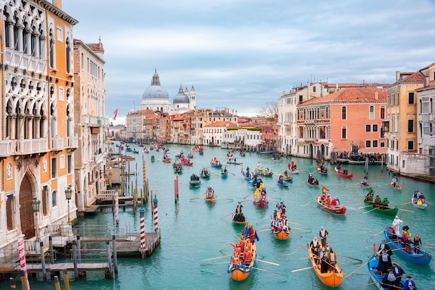 Wenecja Włochy Canal Grande Otwarcie karnawału w Wenecji z wodną paradą łodzi gondoli