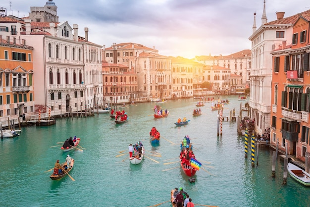 Wenecja Włochy Canal Grande Otwarcie karnawału w Wenecji z wodną paradą łodzi gondoli